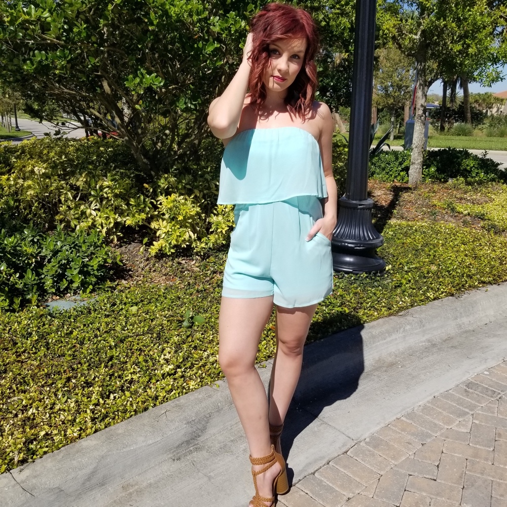  5⭐️ Black Strapless Flutter Romper with Pockets - Picture 3 of 5